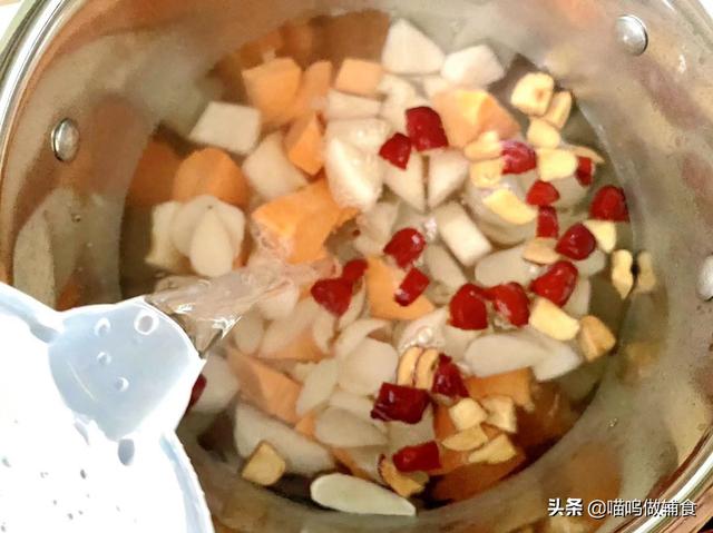 百合红枣汤的功效，红枣莲子百合汤的功效（分享一道冬季补水小甜汤）