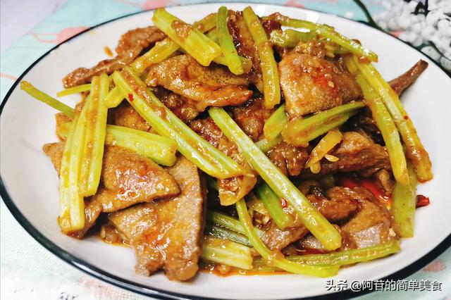 芹菜炒猪肝的做法，炒猪肝芹菜家常做法（家庭版的芹菜炒猪肝）