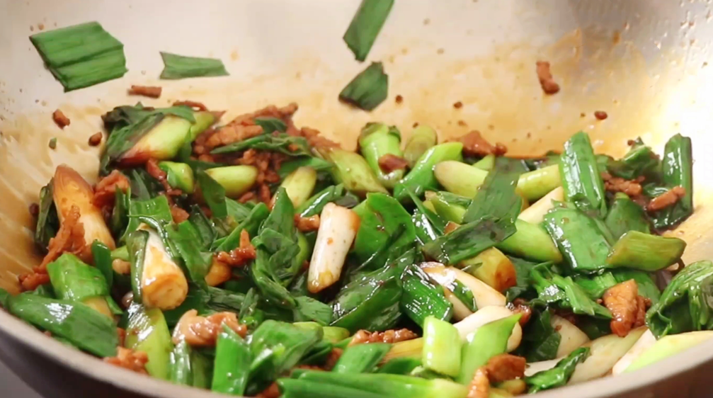 圖片[5]-【蒜苗燜面】做法步驟圖 勁道爽滑又入味 一大盆不夠吃-起舞食譜網