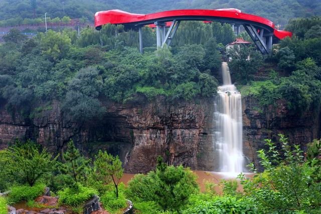 形容瀑布的句子，形容瀑布的句子成语（如巨龙从天降）