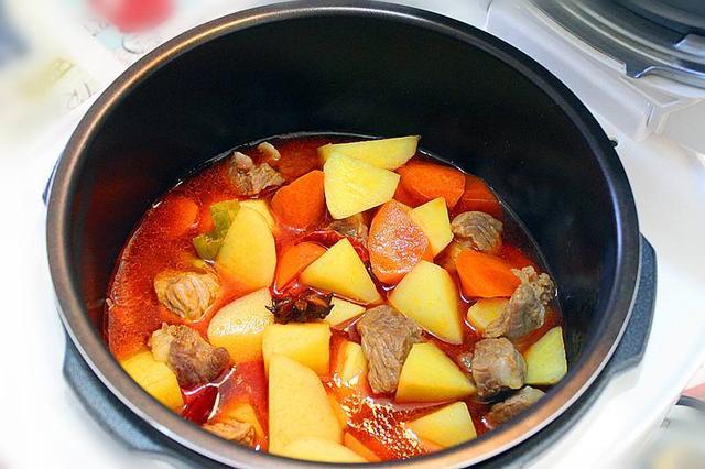 黑色墨水染在衣服上怎样去除，黑墨水弄到衣服上怎么洗掉（衣服粘上了泡泡糖、衣服滴上了蓝墨水）