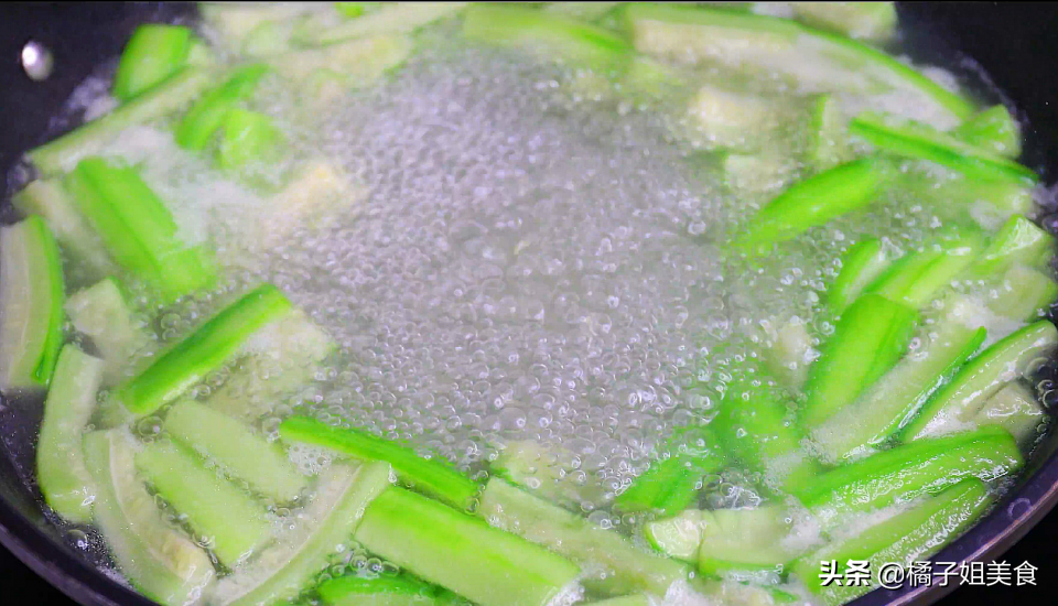 圖片[3]-【炒絲瓜】做法步驟圖  鮮嫩入味 營養(yǎng)又解饞-起舞食譜網(wǎng)