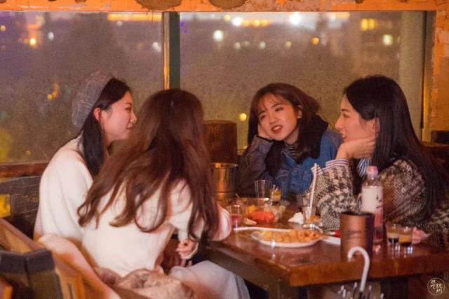 helens红牛桶是什么，helens啤酒桶（最近爆火的“午夜小酒馆”）