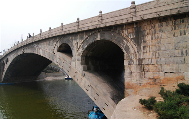 赵州桥是谁设计的，赵州桥是谁设计的有什么特点（历经1300年沧桑）