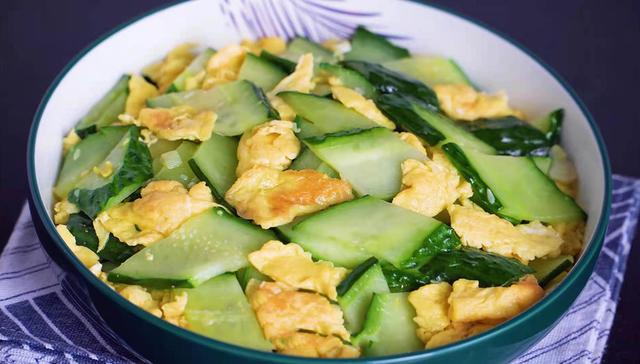 黄瓜炒鸡蛋怎么做，黄瓜炒蛋步骤（教你黄瓜炒鸡蛋的正确做法）