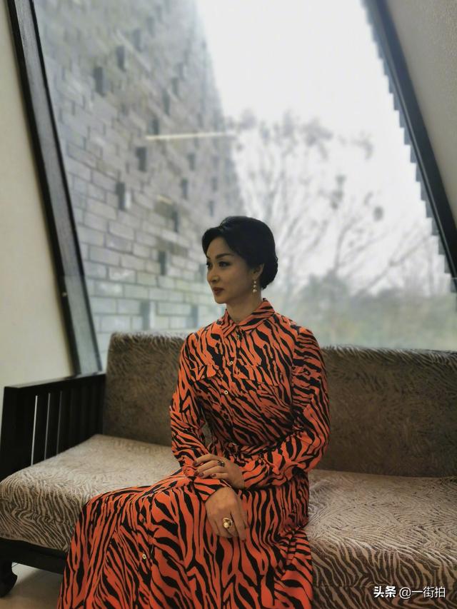 黑色皮草搭配图片，黑色长款皮草外套冬季搭配（穿黑色皮草配围巾品味真高）