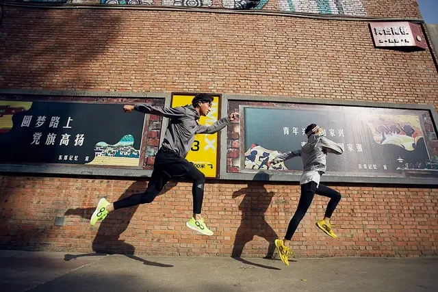 耐克运动鞋价格，耐克鞋一般多少钱（同款材质、高颜值的运动鞋）