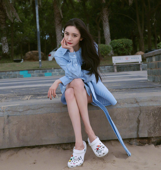 crocs属于什么档次鞋，crocs是什么鞋（时尚女王意外hold不住）