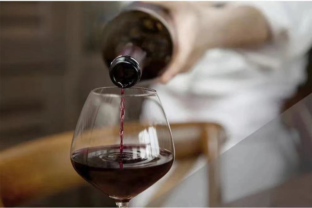 葡萄酒怎么喝是正确的，如何喝红酒才是正确的（打开一瓶好葡萄酒的正确饮用方式）