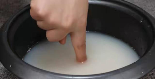 米饭没蒸熟怎么补救，大米饭没蒸熟怎么办（蒸米饭千万不要只放清水）