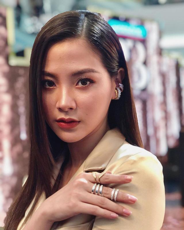 泰国小水扮演者，泰国小水扮演者叫啥（27岁泰星平采娜穿西装变御姐）
