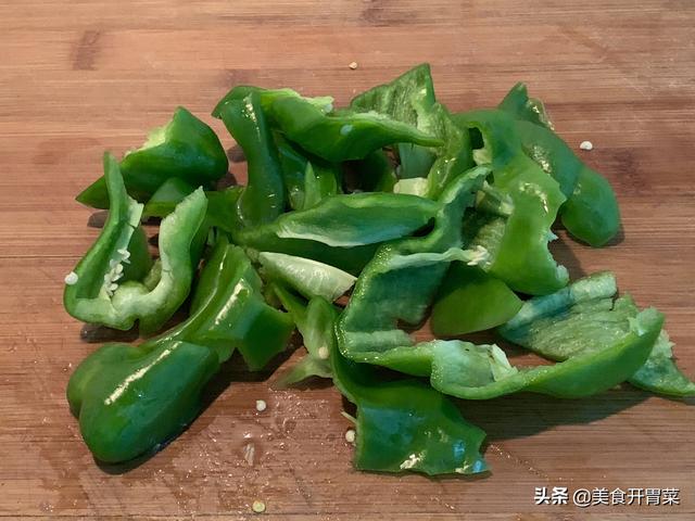 炖白菜的家常做法，猪蹄炖白菜的家常做法（大白菜这样炖特好吃）