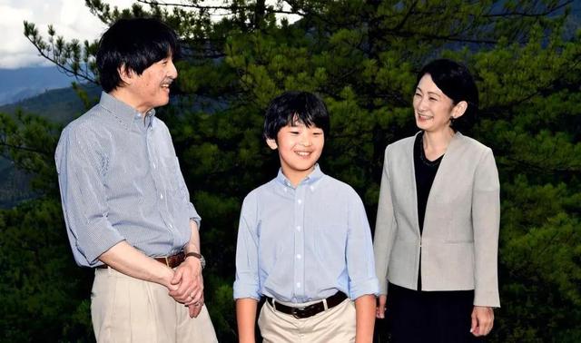 梦见蛇缠腰上是什么意思，梦见蛇缠在腰上（当上皇后也逃脱不了生儿子的压力）