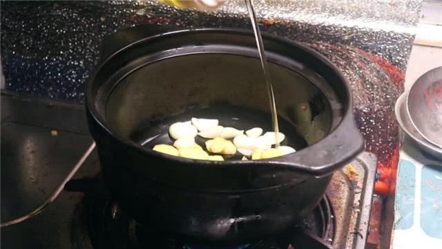 砂锅焗鱼头怎么弄，焗鱼头的制作方法（独家秘制“砂锅焗鱼头”不用加水）