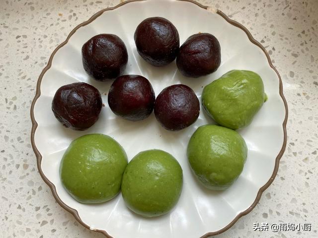 艾草青团怎么做会绿，艾青团子怎么做才绿（试试这样做个个碧绿不发黑）