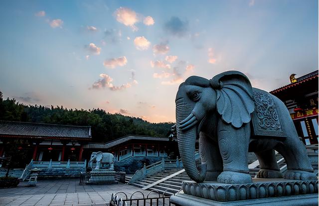 大象的摆放禁忌，大象摆件摆放禁忌都有哪些（石雕大象摆放在寺庙大门口的讲究）