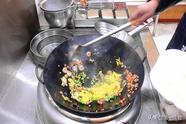 鸡蛋炒米饭的正确做法，米饭粒粒分明太香了