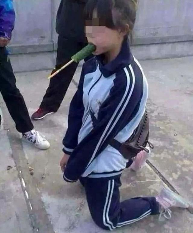 女学生打架下跪塞黄瓜，不用化妆品让皮肤变白的方法学生（关于校园暴力的严重程度）