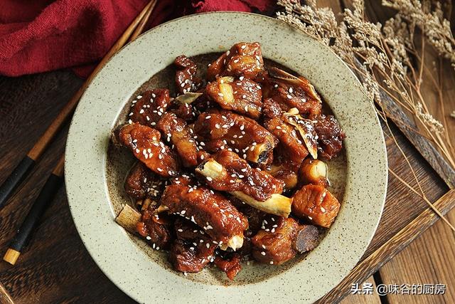 肋排和排骨的区别，猪排骨软排硬排有什么区别（小排还是肋排）