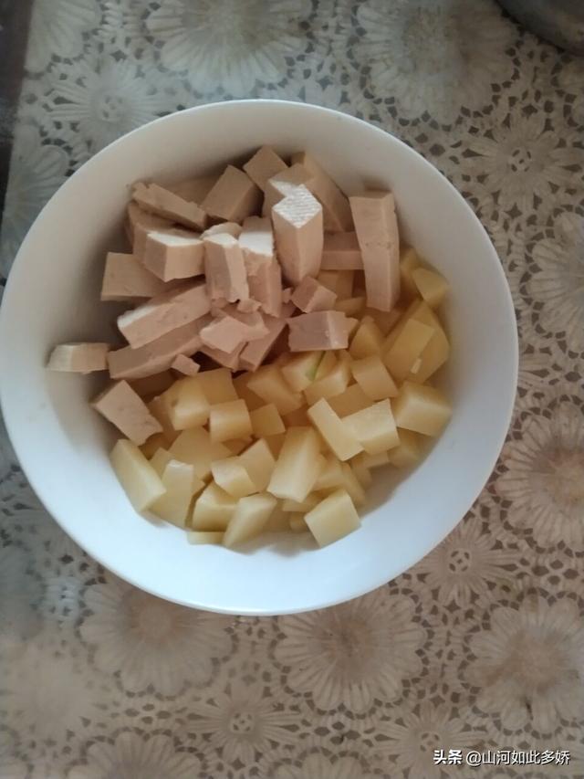 猪肉土豆面哨子的做法，猪肉哨子面的家常做法（荞面圪团儿配猪肉臊子）