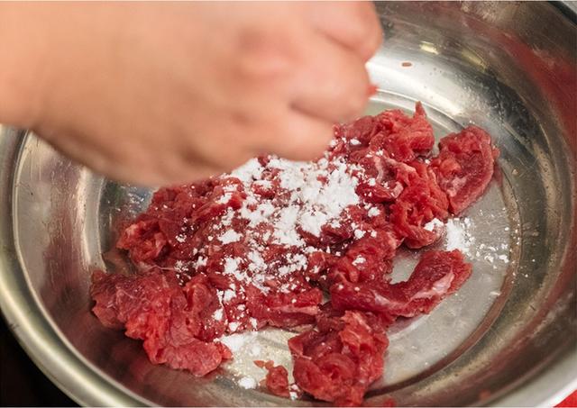 怎样腌制嫩牛肉片，腌制牛肉怎么做才鲜嫩（大厨一招就把牛肉变得又嫩又滑）