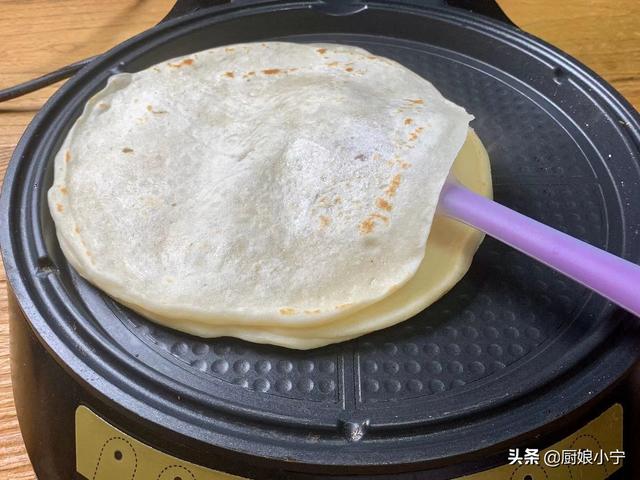 烙薄饼怎么和面烙出来软的，怎么和面烙出的饼柔软（春饼轻薄柔软不发粘）