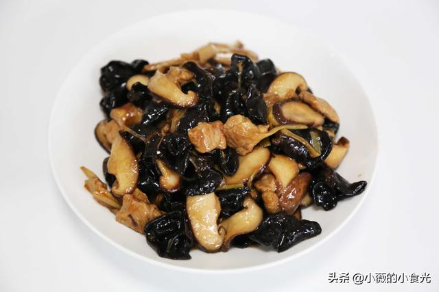 木耳炒香菇制作教程，几朵香菇简单一炒