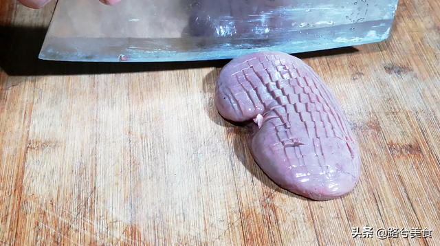 女生的腰子能卖多少钱，男朋友的腰子值多少钱（老婆把猪腰子扔进滚烫的热油里）