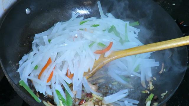 白萝卜要焯水吗，白萝卜馅饺子的萝卜要不要焯水（先焯水还是直接炒）