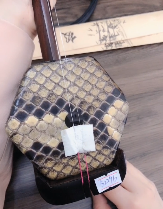 二胡调音器怎么用，二胡音准调音器怎么使用（新二胡到手之后的准备工作）