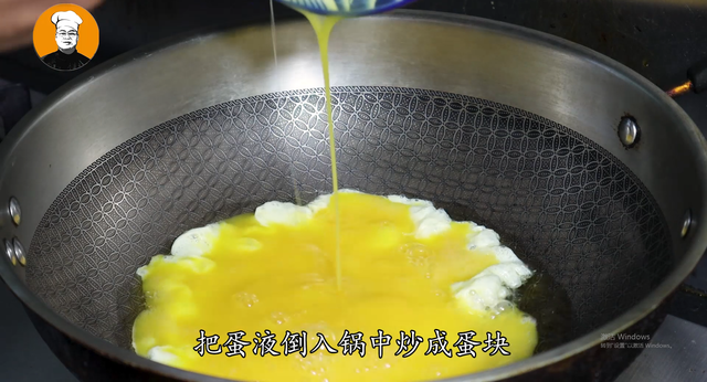 尖椒炒鸡蛋的家常做法，尖椒炒鸡蛋的做法（看酒店大厨怎么做青椒炒鸡蛋）