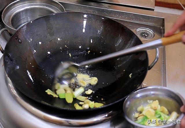 怎样炖猪蹄，怎样炖猪蹄汤好喝又营养（这才是砂锅炖猪蹄最好吃的家常做法）