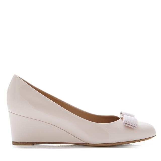 坡跟鞋是什么意思，坡跟鞋与高跟鞋（看看细高跟、小猫跟和坡跟鞋选择技巧）