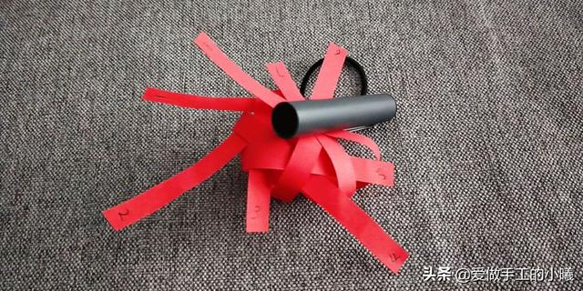 如何用一张纸折纸灯笼，如何用一张纸折纸灯笼视频（用四张纸条做成的折纸灯笼）