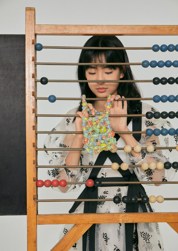 颜值一流气质出众的佟含月,除了自身的外貌条件特别好以外,她的爸爸