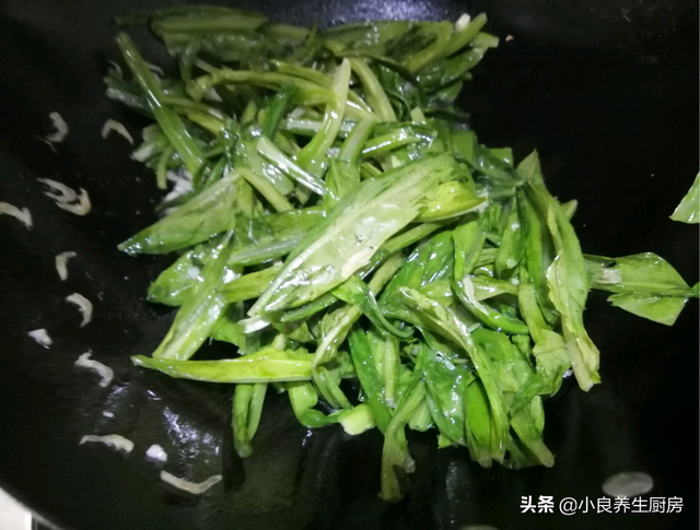 油麦菜炒虾皮鸡蛋的家常做法，虾皮炒小油菜的做法窍门（这蔬菜要抓紧吃）