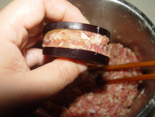 炸茄盒面糊怎么调，炸茄盒的面糊怎么调酥脆（挂糊的关键是3样）