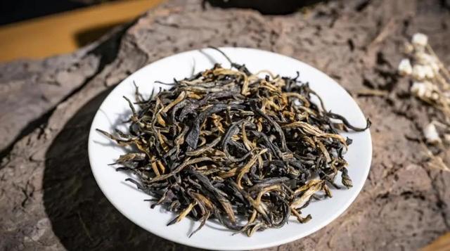 陈茶叶能喝吗，十年的陈茶叶能喝吗（长期陈放的茶叶）