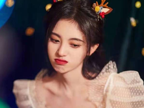 高级脸和网红脸区别，高级脸和网红脸区别在哪（女网红花6万整容成鞠婧祎）