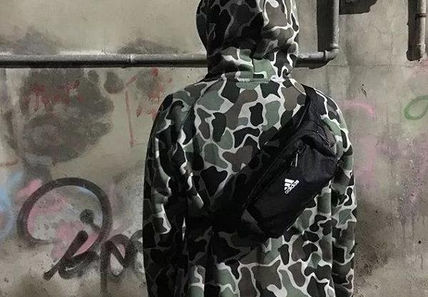 斜挎腰包怎么背才好看，教你3种时尚背法