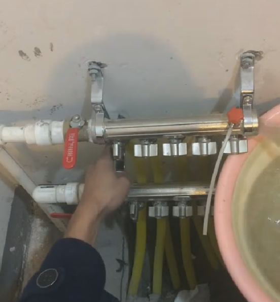 地暖不热怎么放水图解，地暖不热怎么放水才能热视频（地暖放水半天温度不回升）
