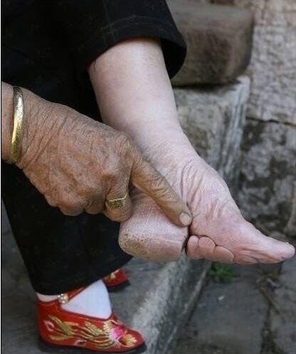 缠足是什么意思,三寸金莲脚("知足常乐"原来指古代的缠小脚)