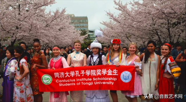 玛依拉变奏曲简谱，玛依拉变奏曲简谱正版（美国人唱《玛依拉变奏曲》）