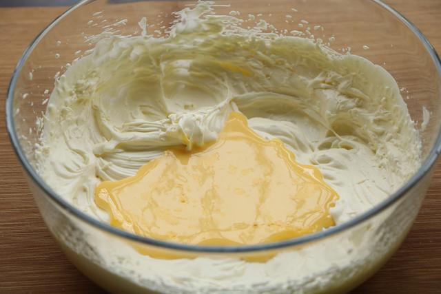 怎样制作好吃又简单的冰淇淋呢，想吃冰淇淋别再出去买