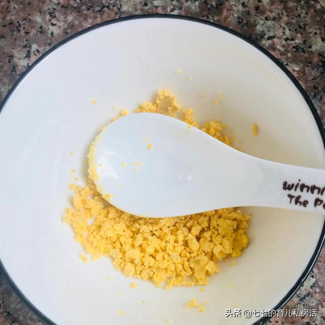 怎样制作婴儿辅食：蛋黄泥的做法，怎样制作婴儿辅食（适合7个月宝宝哦）