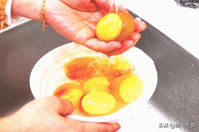 鸡蛋皮蛋的做法，用鸡蛋做皮蛋的做法（变蛋特别受欢迎）