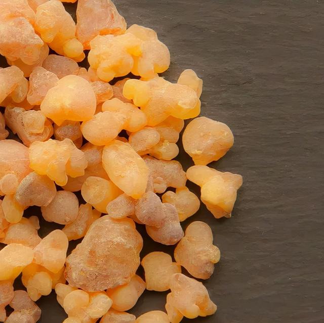 精油按摩7部位不同手法全面造美肌，精油按摩脸部的手法（学会极简精油护肤）