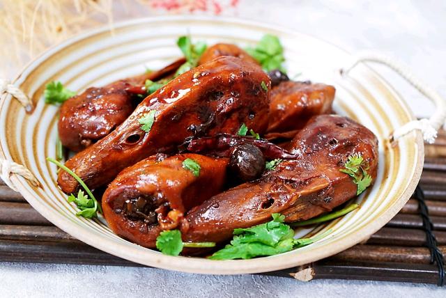 麻辣鸭头怎么做，麻辣鸭头的做法 正宗 绝味（自己在家也能做“麻辣鸭头”）