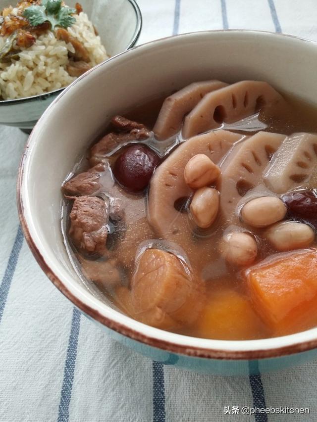 莲藕炖骨头汤的做法，煲骨头莲藕汤的做法（营养又好喝的排骨汤做法原来这么简单）
