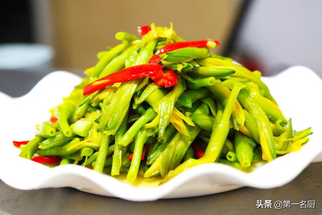 新鲜的黄花菜怎么处理才能吃，新鲜黄花菜怎么处理才能吃（难怪饭店的清炒黄花菜好吃）